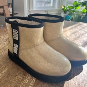 Classic Clear Mini II UGG. Kids size 2.